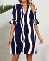 V-ringad klänning med randigt tryck